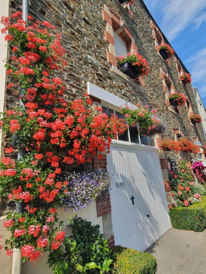 Aux Lits Du Canal Bed & Breakfast Josselin Exterior photo